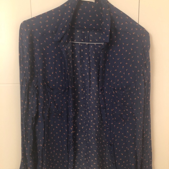 Sleek button down with cute design 💁🏼‍♀️ - Picture 1 of 4